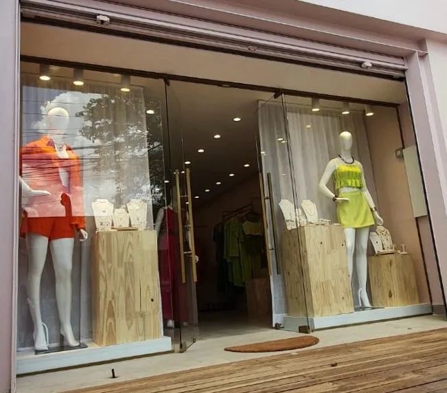Vitrine de loja com porta e detalhes dourado 
