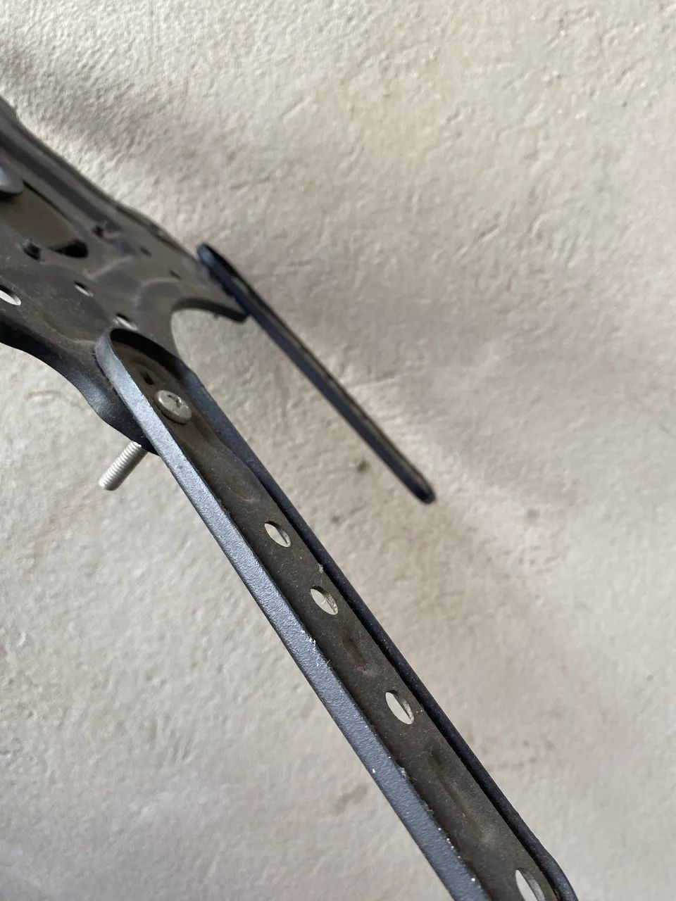 suporte tri-articulado de metal preto para TVs de 14 a 65 polegadas - Foto 2