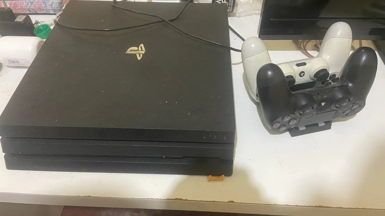 Ps4 pro 1 tb 2 controles com suporte e bolsa