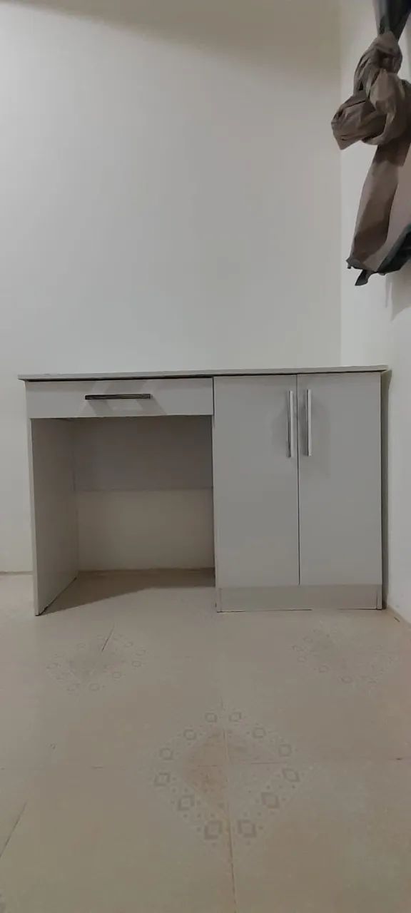 Mesa para computador com 2 portas e 1 gaveta 
