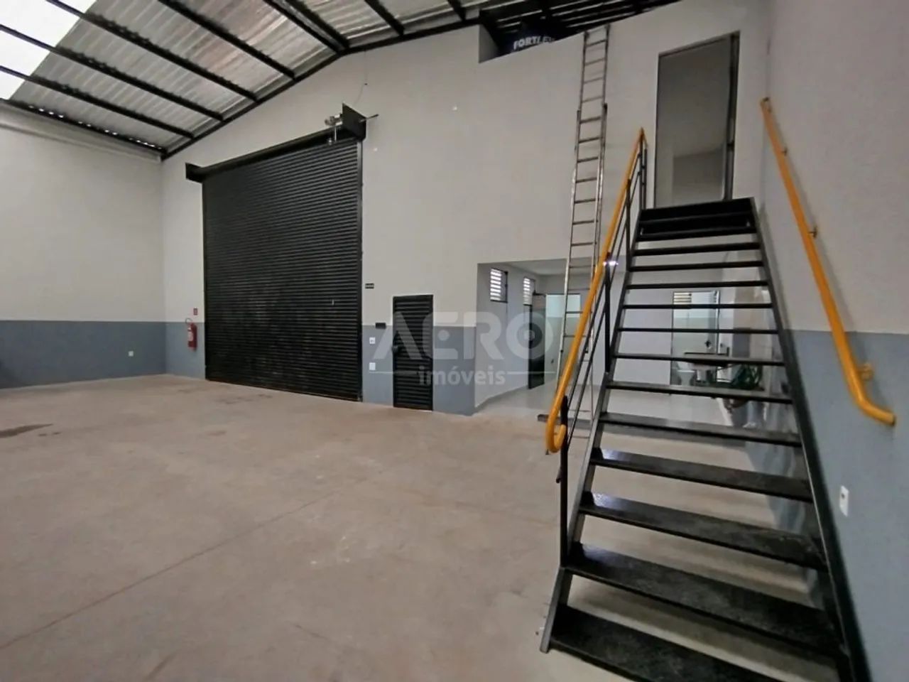 Barracão com 280m2 com porta elétrica para caminhões - Foto 5