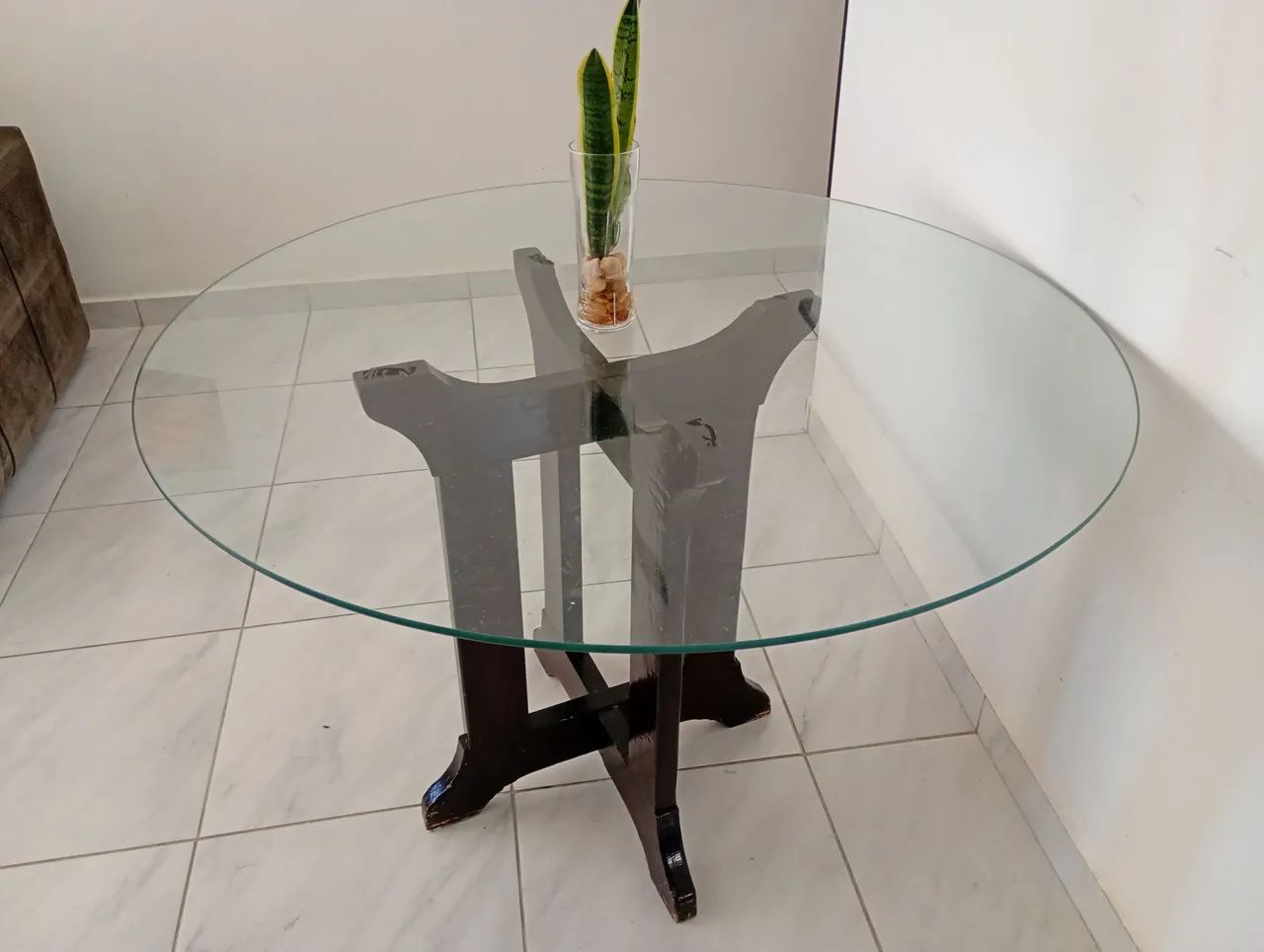Mesa de vidro com a base de madeira 