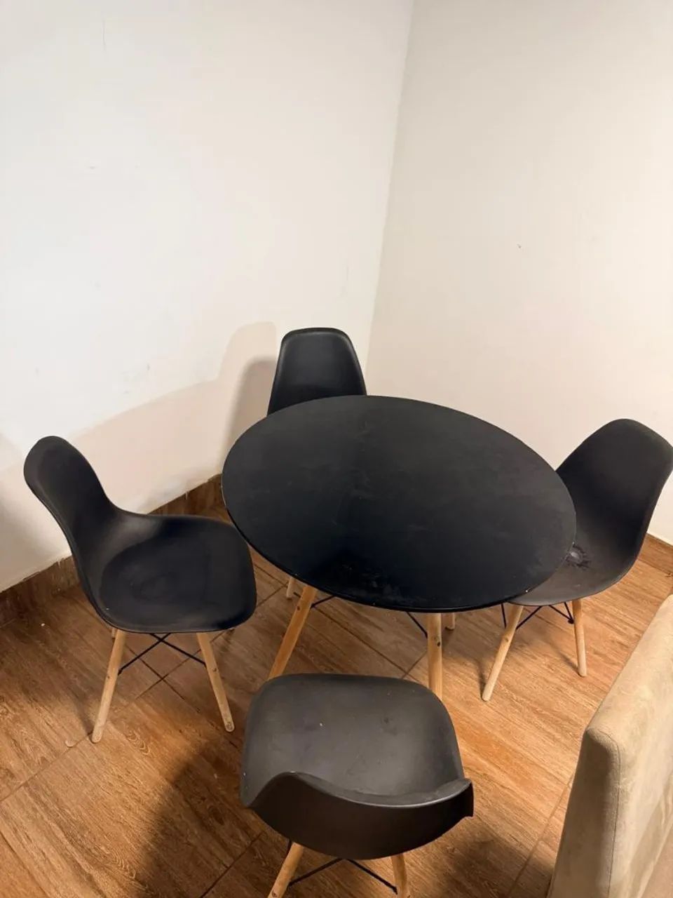 Mesa com 4 cadeiras / 450,00 reais / chamra no whats * 