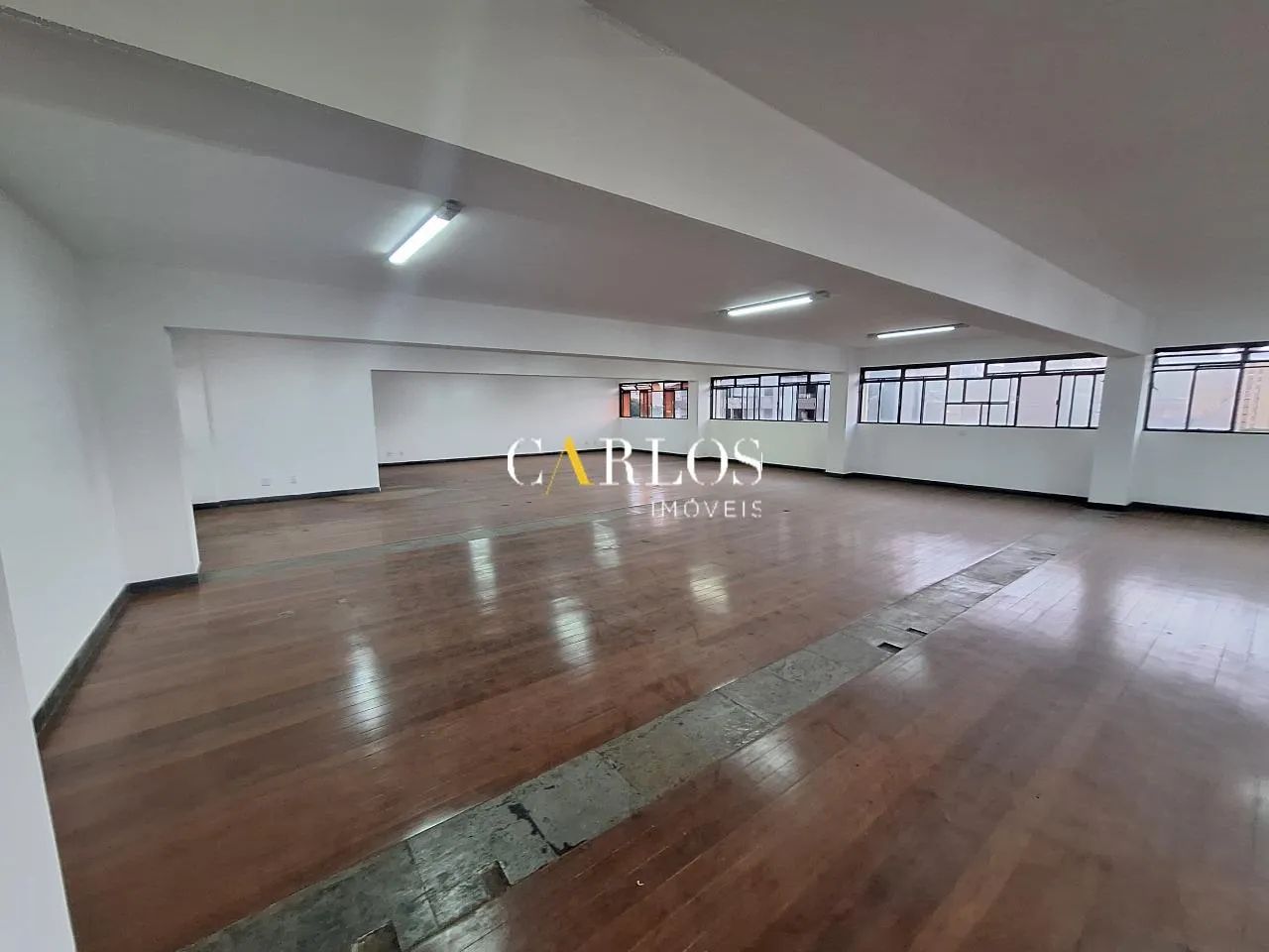 Andar Comercial de 220m² em Vão Livre com 2 Vagas e Elevador - Foto 2