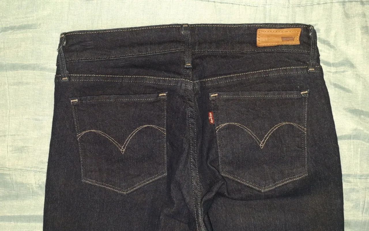 Calça Levi's skinny azul escuro (usada) - Foto 2