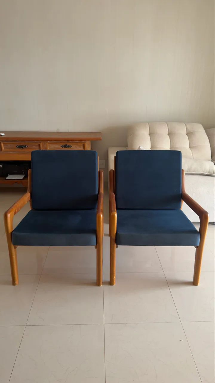 Poltronas de madeira com estofado - Foto 2