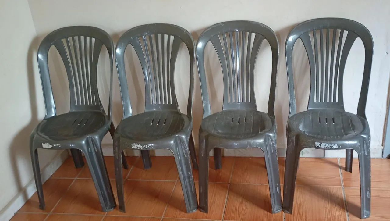 Mesa plástico,Com 4 cadeiras plástico!