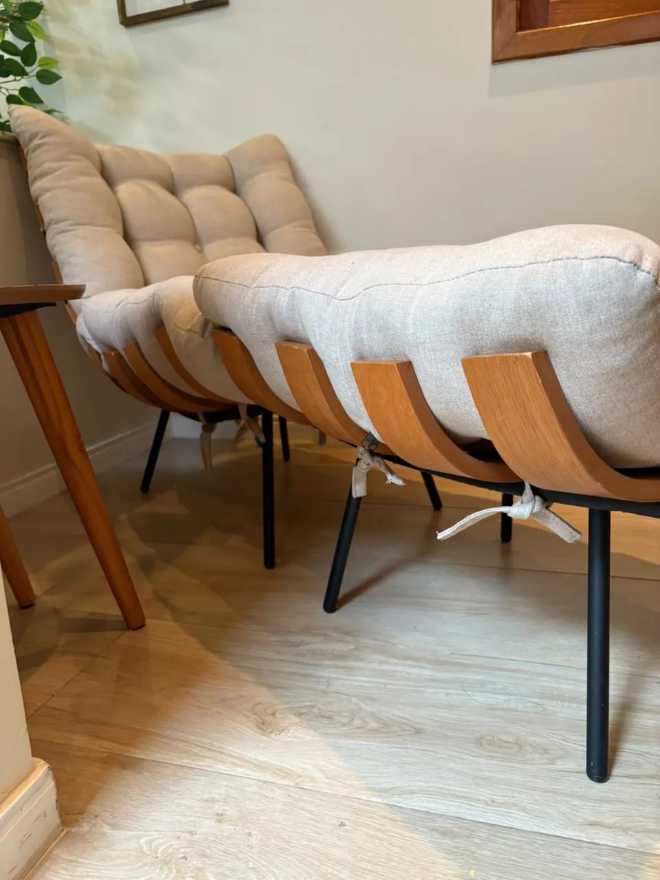 Poltrona costela com puf base de ferro preta 