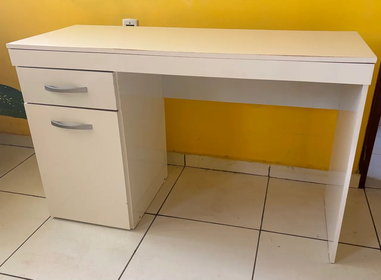 Escrivaninha/Mesa de estudo. 