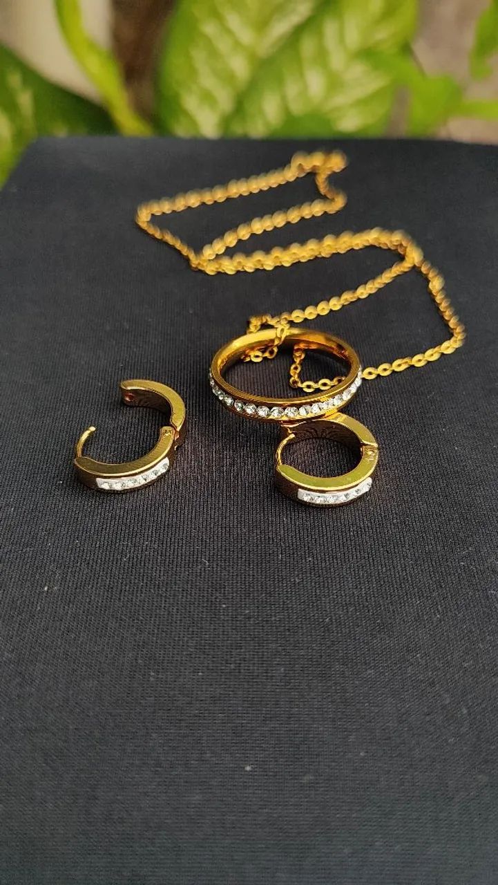 Conjunto dourado colar e brincos cravejados - Foto 2