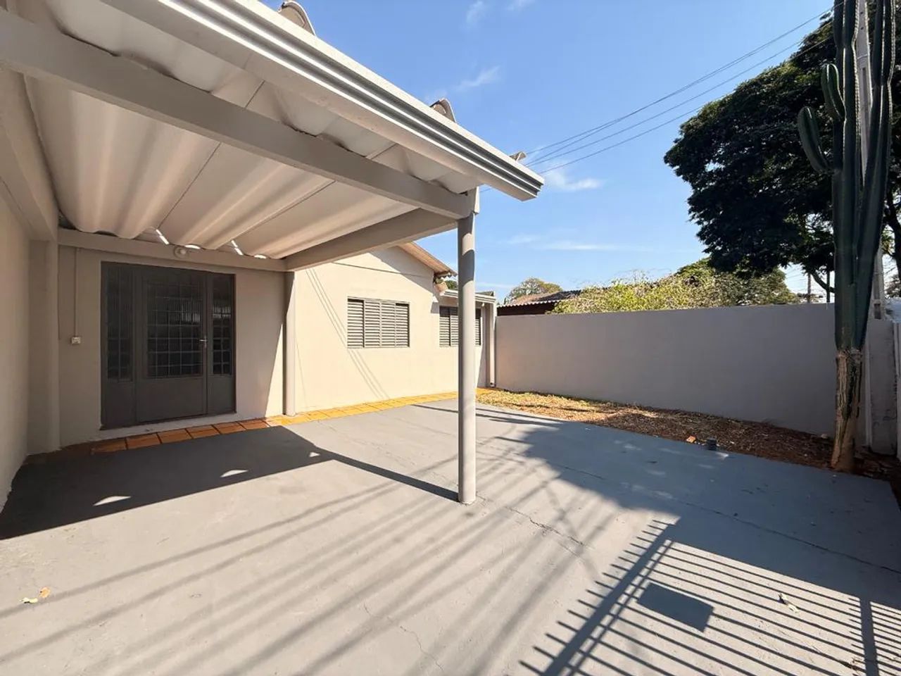 Casa para alugar em Maringá, Conjunto Habitacional Itatiaia, com 2 quartos, com 94 m² - Foto 2