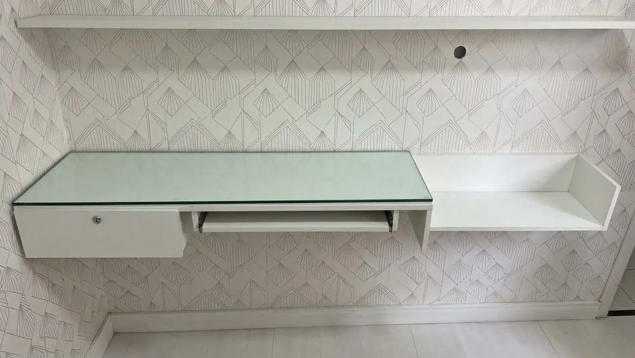 Escrivaninha com apoio para teclado e impressora 