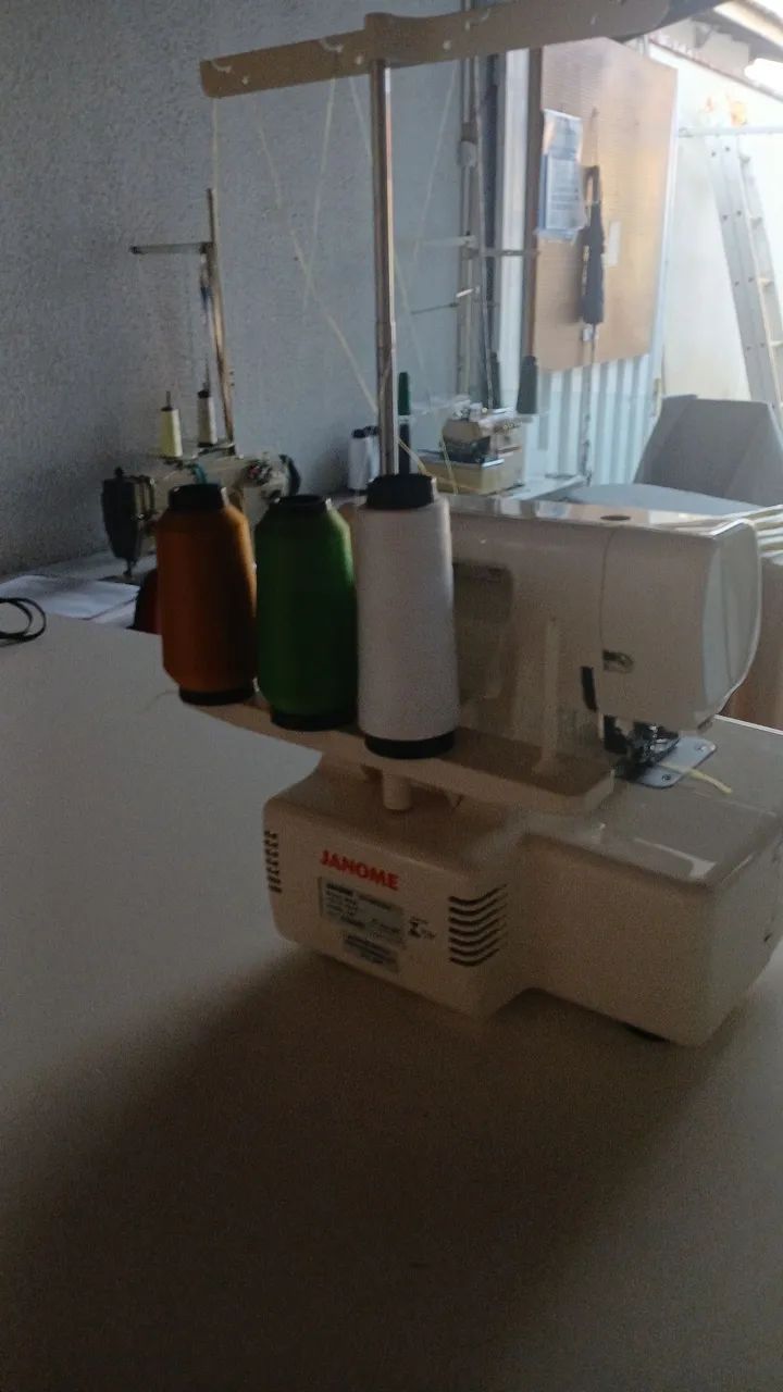 Vende - se uma overloque 