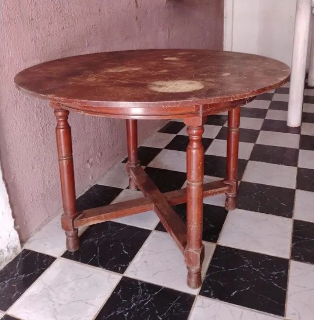 Para desocupar espaço, mesa e rack para tv, em madeira de lei.  - Foto 2