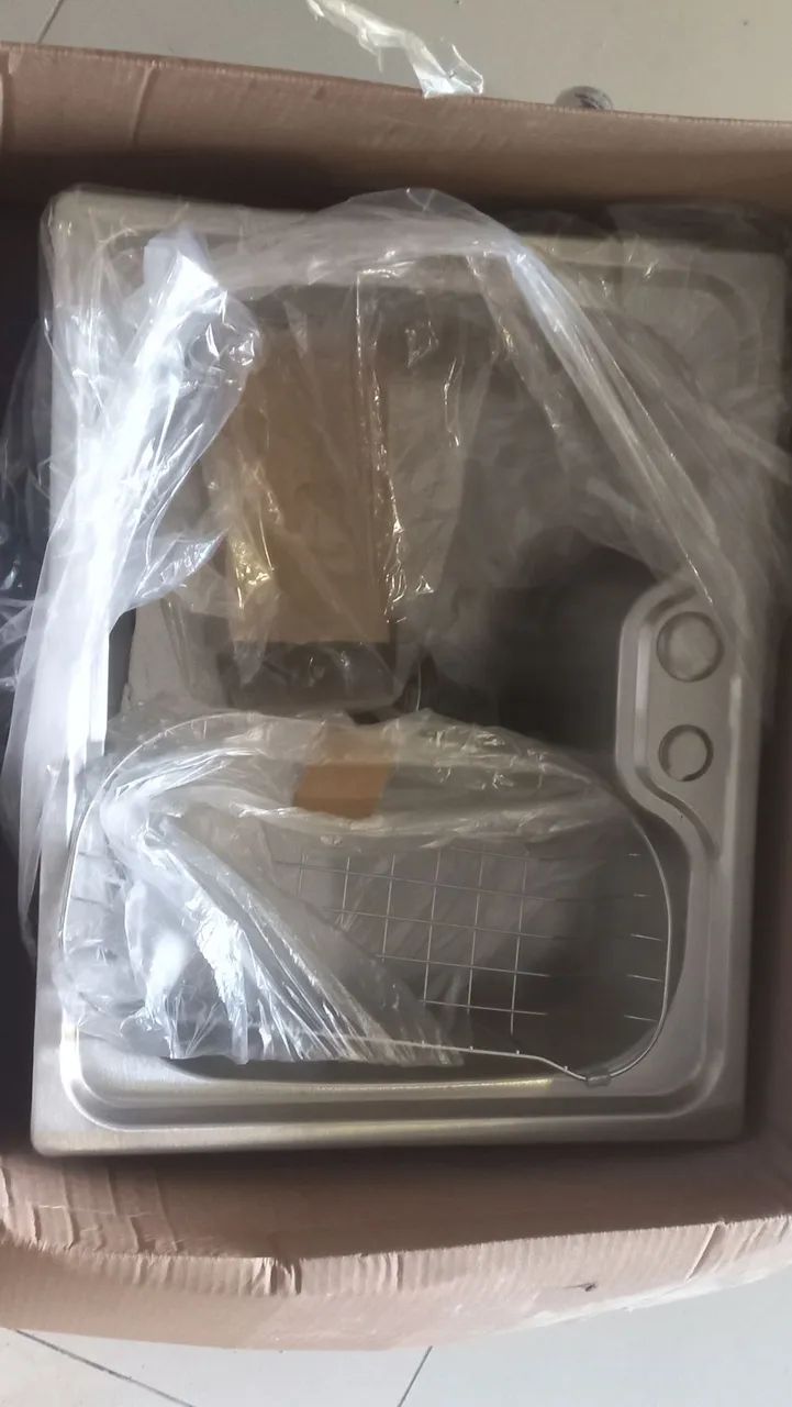 Produto novo na caixa pia inox com escorregado e torneira...