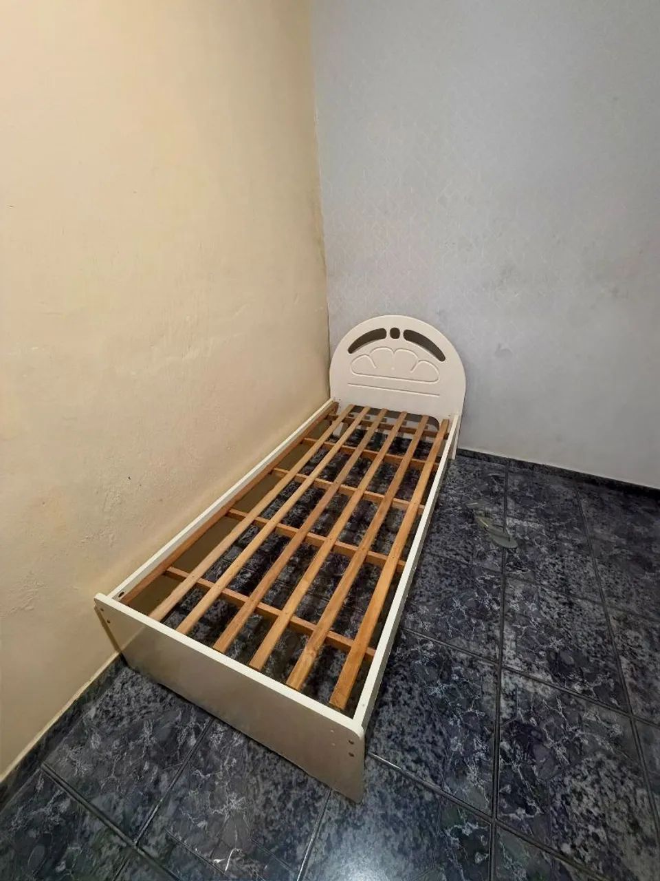 Cama juvenil branca, com colchão 