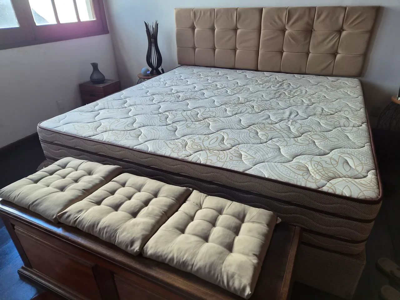 CAMA BOX KING COM COLCHAO E CABECEIRA. PERFEITO ESTADO. SEM MANCHAS. - Foto 2