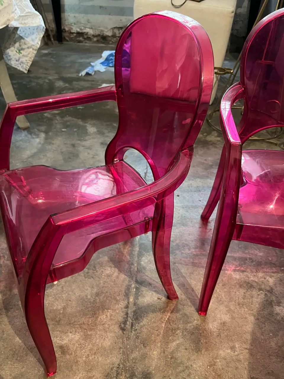 Cadeira de acrílico rosa infantil 