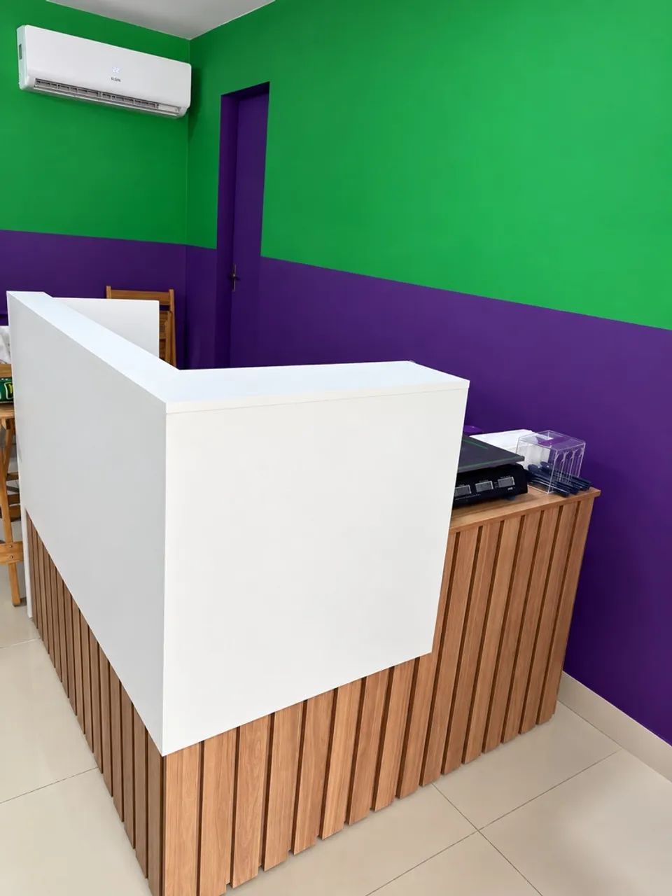 Balcão com detalhes ripado 
