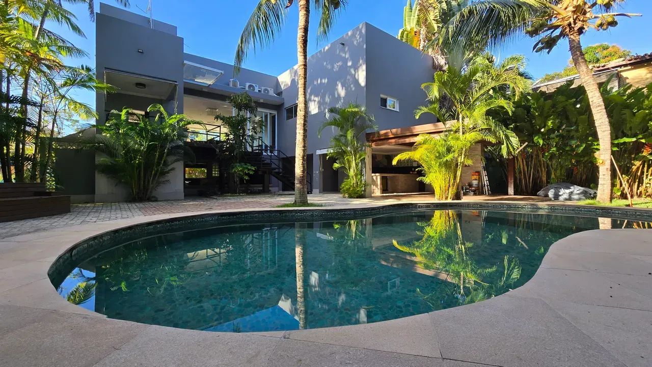 Maravilhosa casa com 5 quartos, sendo 4 suítes, Nascente, terreno amplo, área de lazer inc