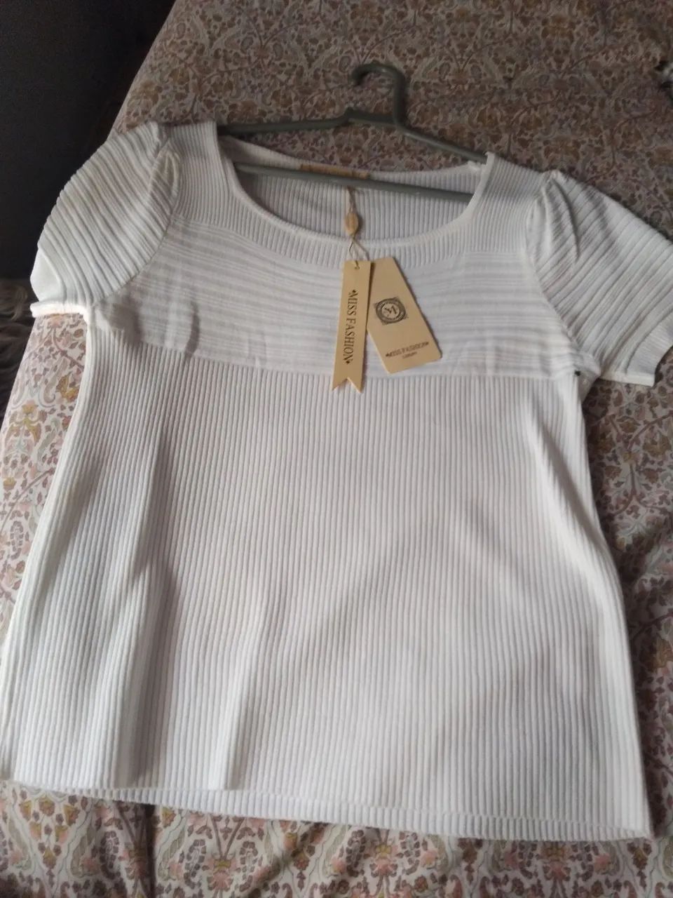 Vendo linda blusa nova. Nunca usada!Tem conversa
