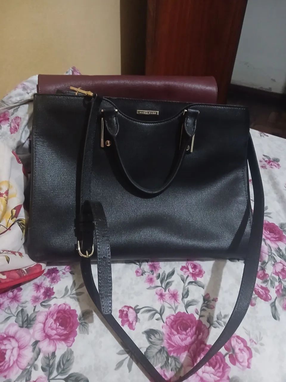 Bolsa em couro semi nova da Hugo Boss - cor preta - Foto 2