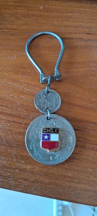 Chaveiro com moedas antigas do Chile