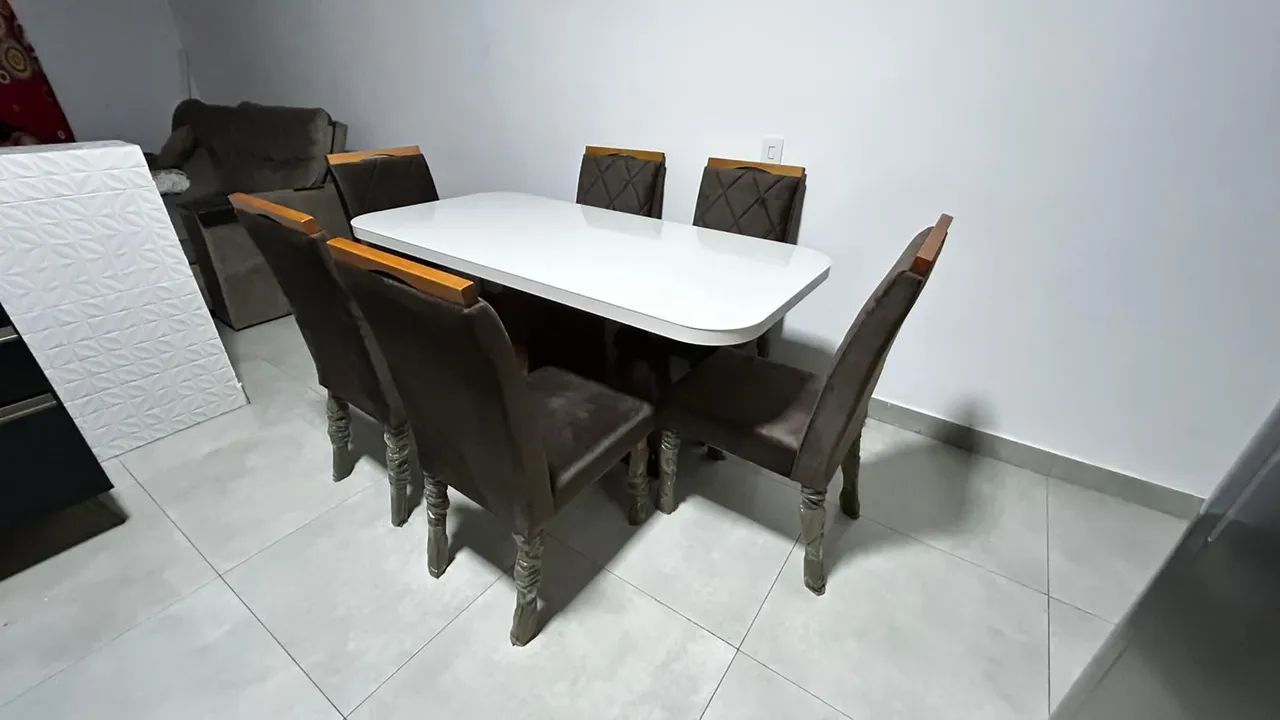 Mesa de 6 lugares MDF ( CADEIRAS EM MADEIRA MACIÇA )