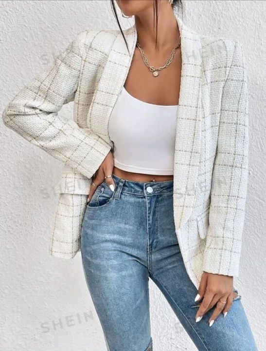 Blazer branco com detalhe quadriculado dourado - Foto 2