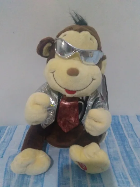 Bicho de pelúcia com música e dança