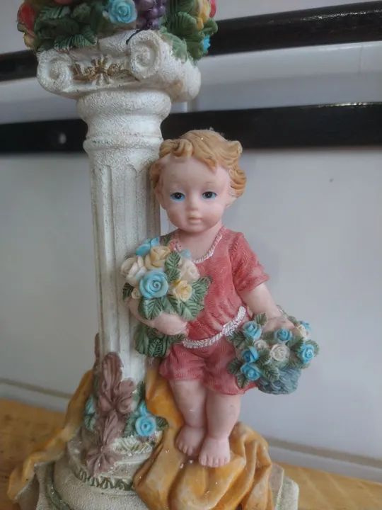 Porta vela castiçal menino em resina  - Foto 2