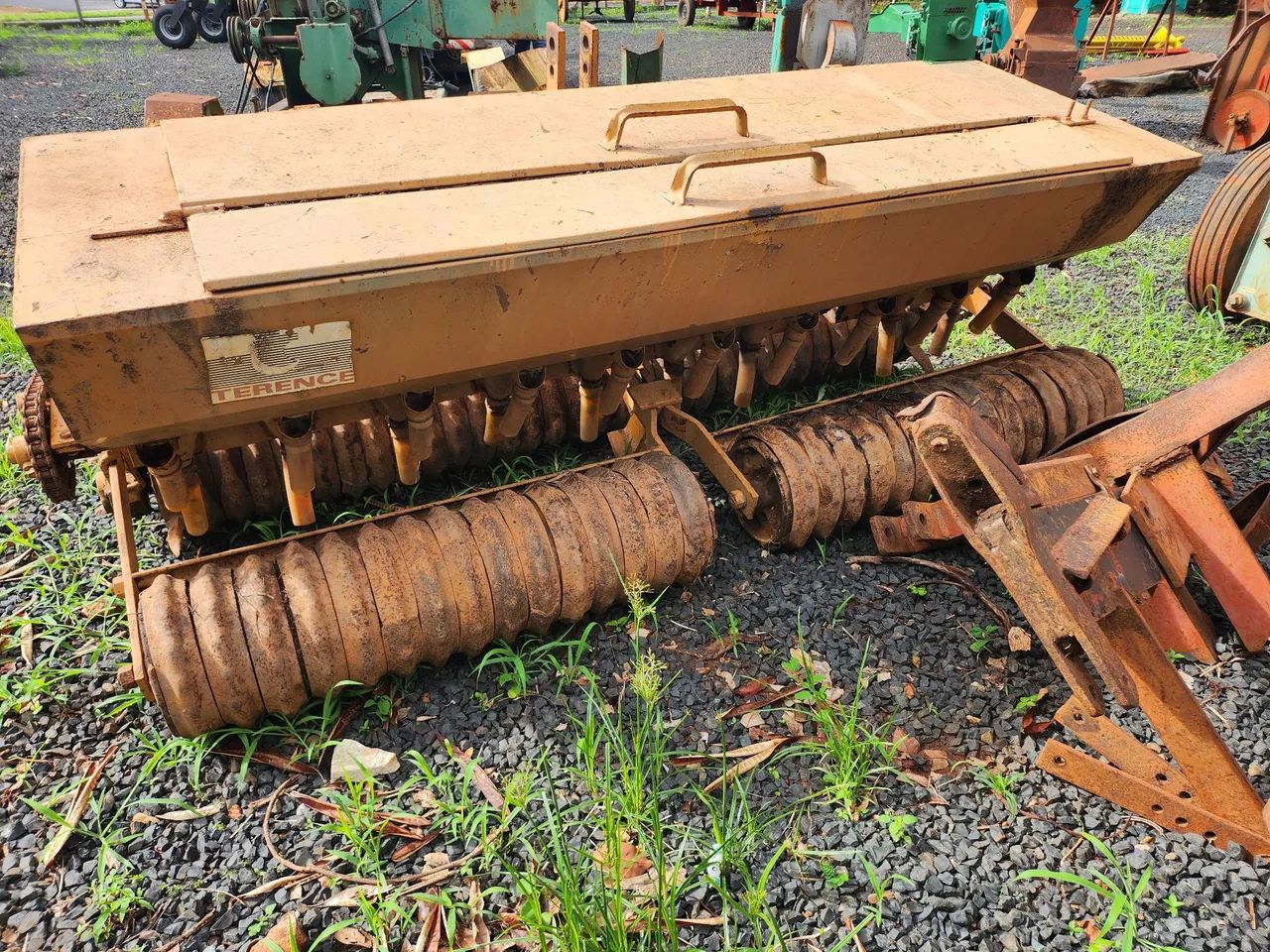 Plantadeira Semeadeira de Capim marca TERENCE