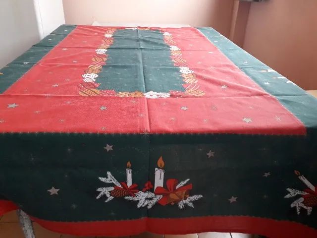 Vendo uma Toalha de Mesa  (Natal ) em tecido  + e um prato bandeja de natal redonda. - Foto 2