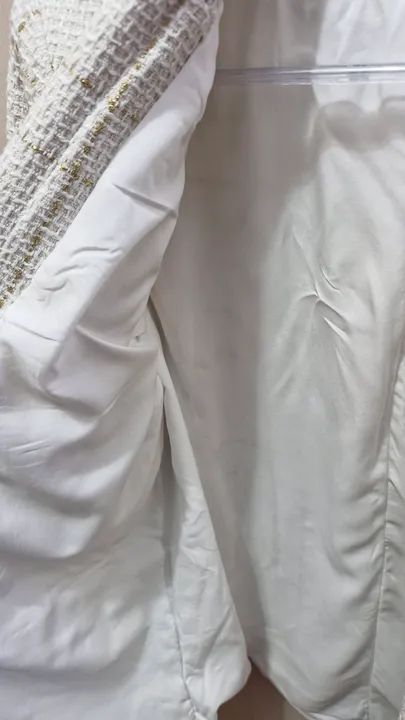 Blazer branco com detalhe quadriculado dourado - Foto 5
