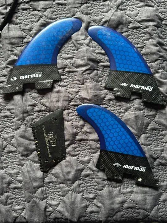 3 Quilhas Mormaii Hybrid para Surf - Brinde 1 parafina Mormaii 