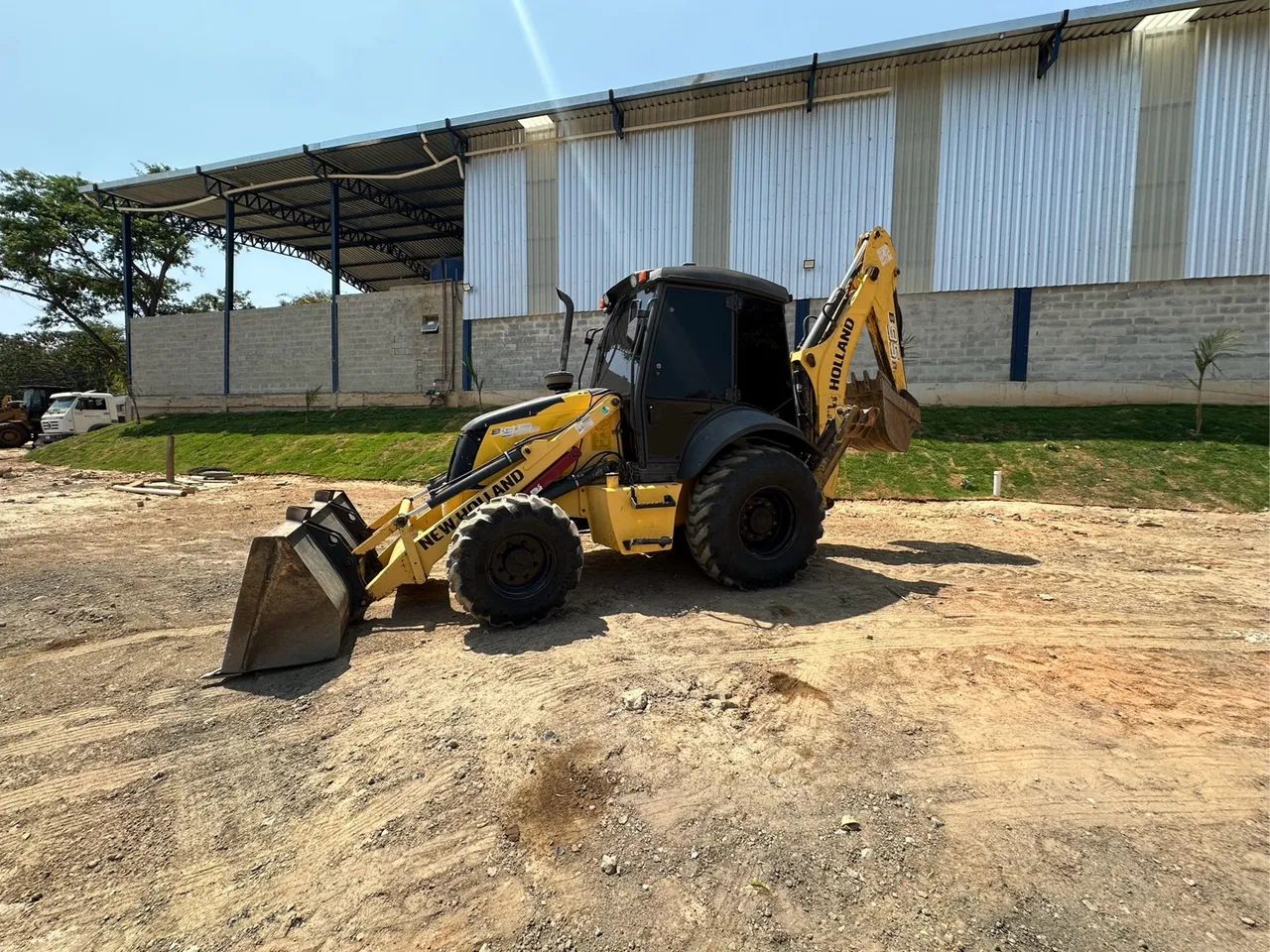 Retroescavadeira New Holland B95 2018 4X4  - Foto 3