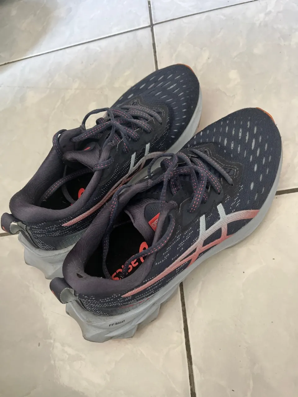 Tênis Asics Novablast 2 - Academia e Exercícios
