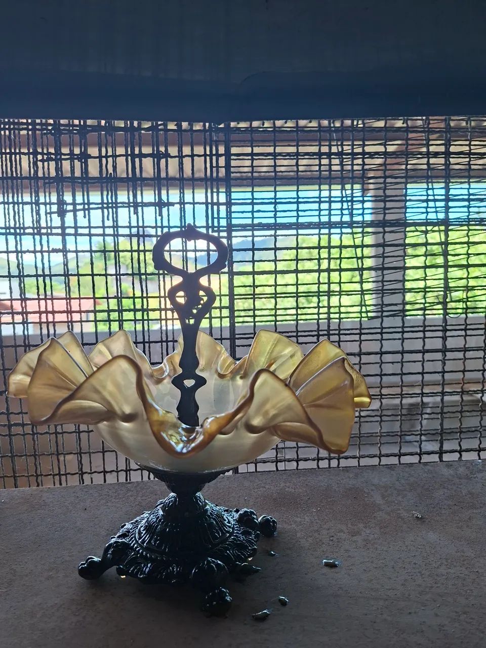 Fruteira Antiga em Vidro Artístico com Base em Metal - Peça Decorativa Vintage - Foto 3