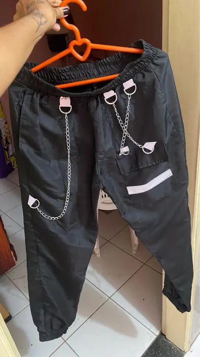 Calça jogger preta com correntes