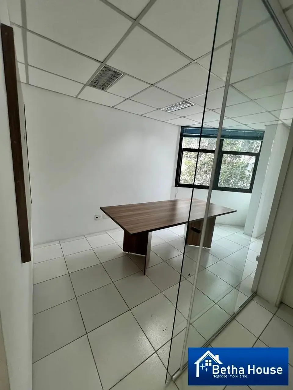 Sala comercial de 39 m2 para locação na granja Viana Cotia
