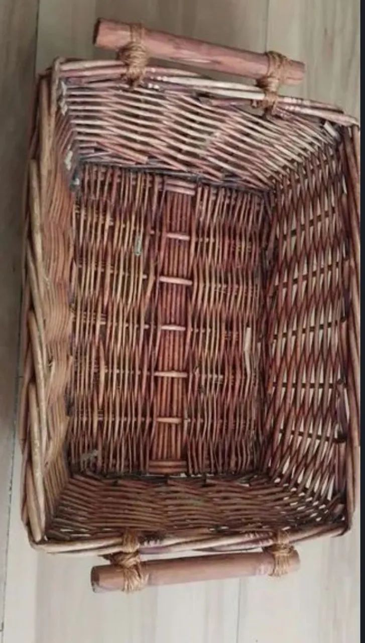 Cestos para decoração ou bandeiras. Uma de vime cor indiana e outra,redonda de Taboa.