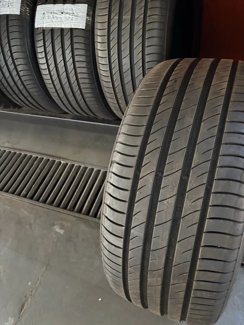 Jogo Pneus Delinte 255/40 r20 novos
