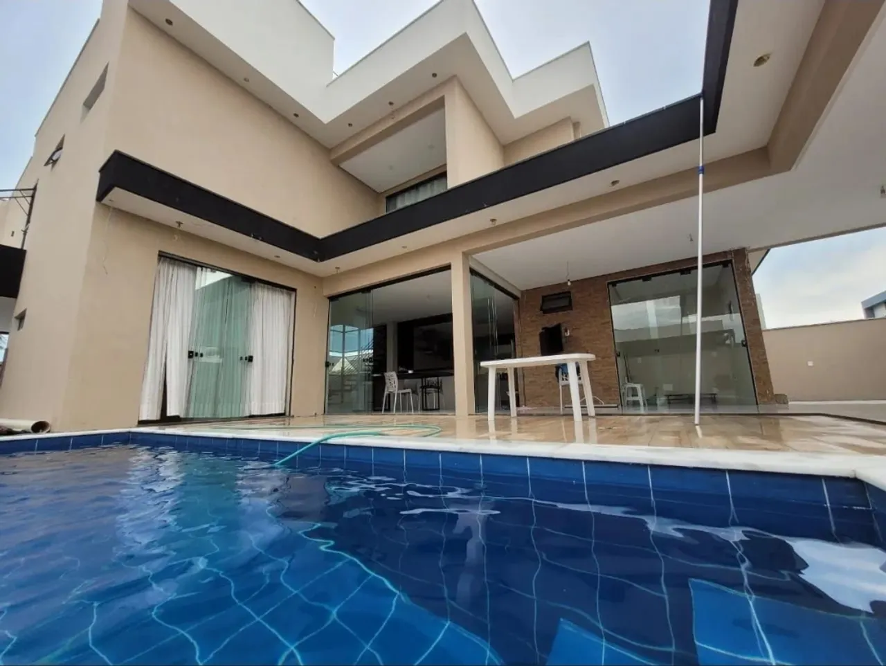 . Casa de luxo com piscina e 3 suítes em condomínio fechado