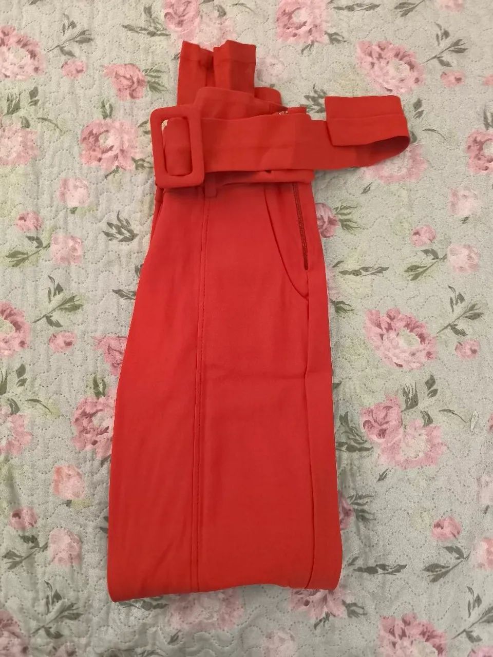 Calça laranja 70% viscose, tamanho P, acompanha cinto  - Foto 2
