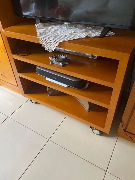 Rack de madeira para TV com prateleiras - Foto 3