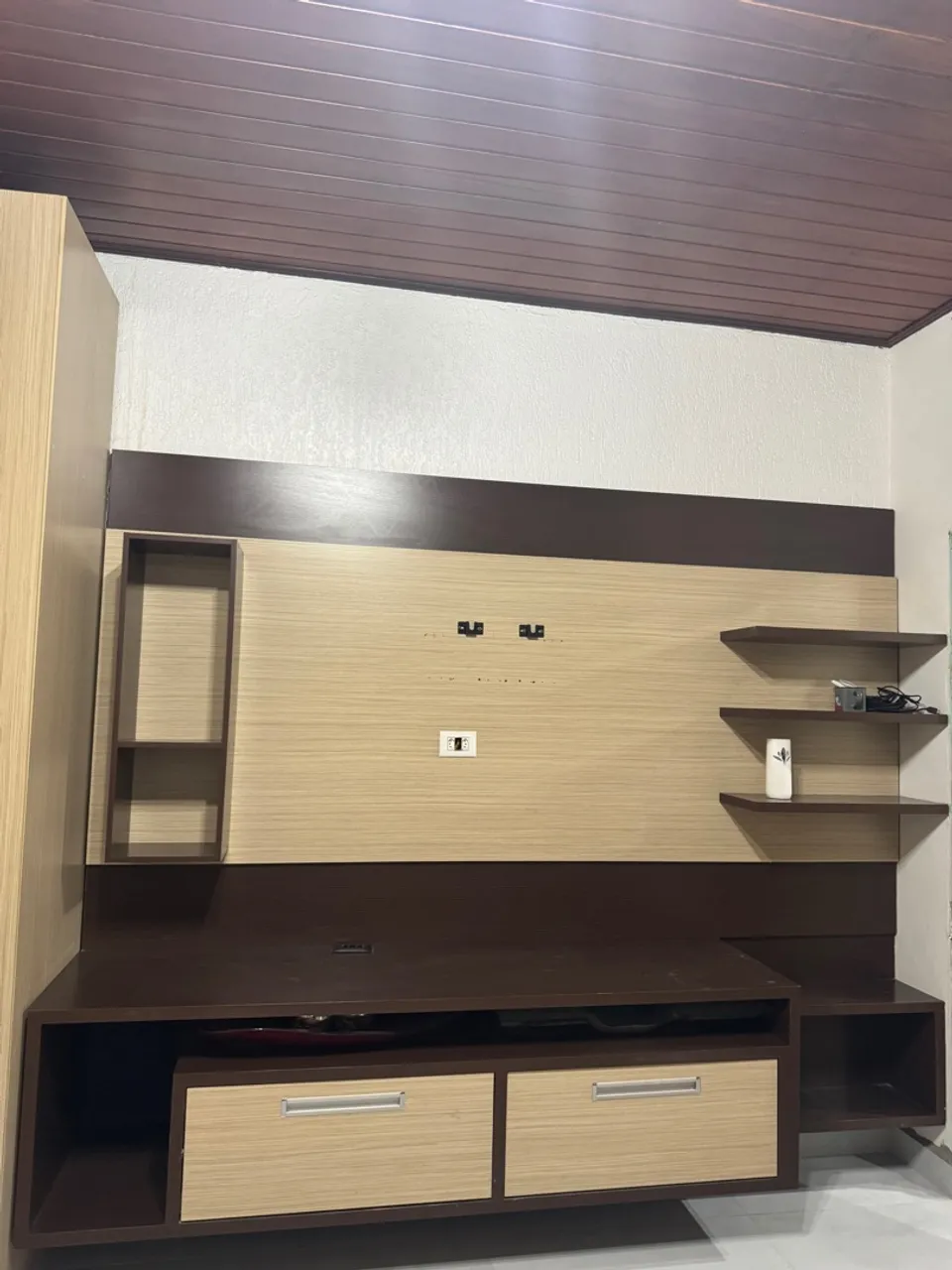 Painel para TV com rack integrado
