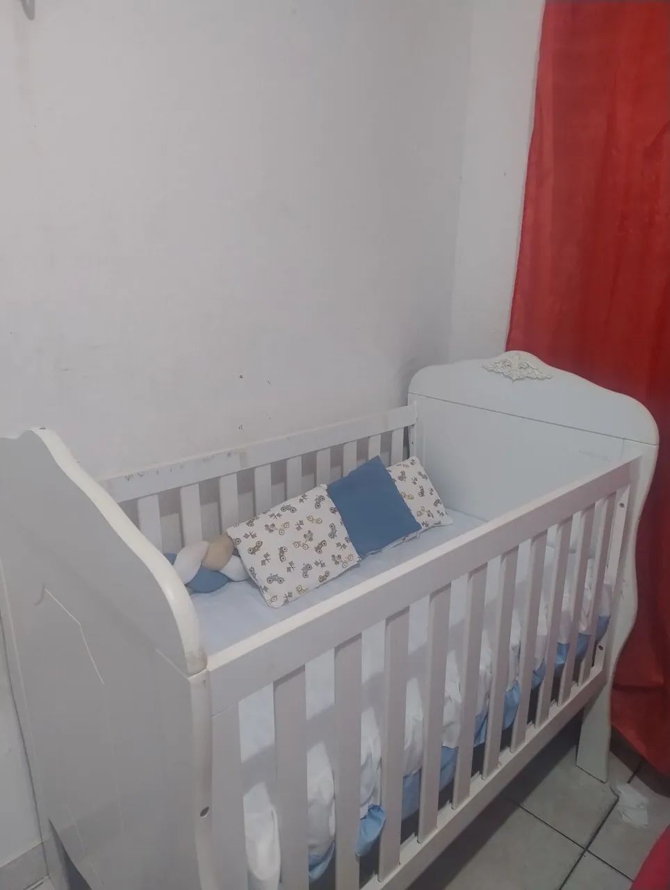 Berço de bebê usado com colchão e com kit berço em ótimo estado  - Foto 2