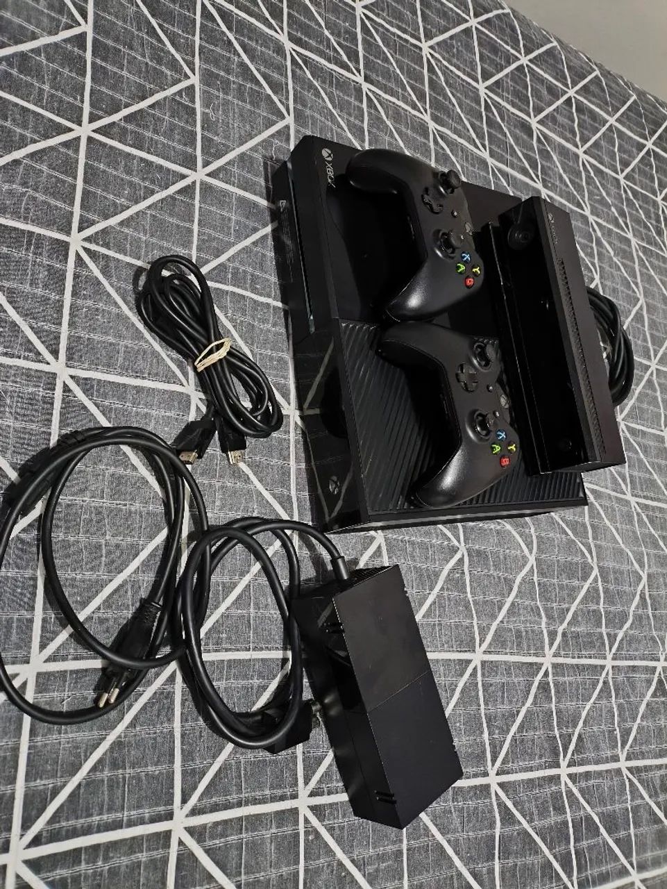 ? Xbox One 500GB + Kinect + 2 Controles (um de brinde!) <br> - Foto 5