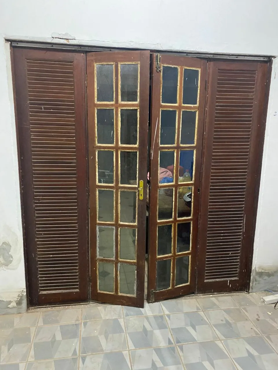 Porta de madeira com vidros