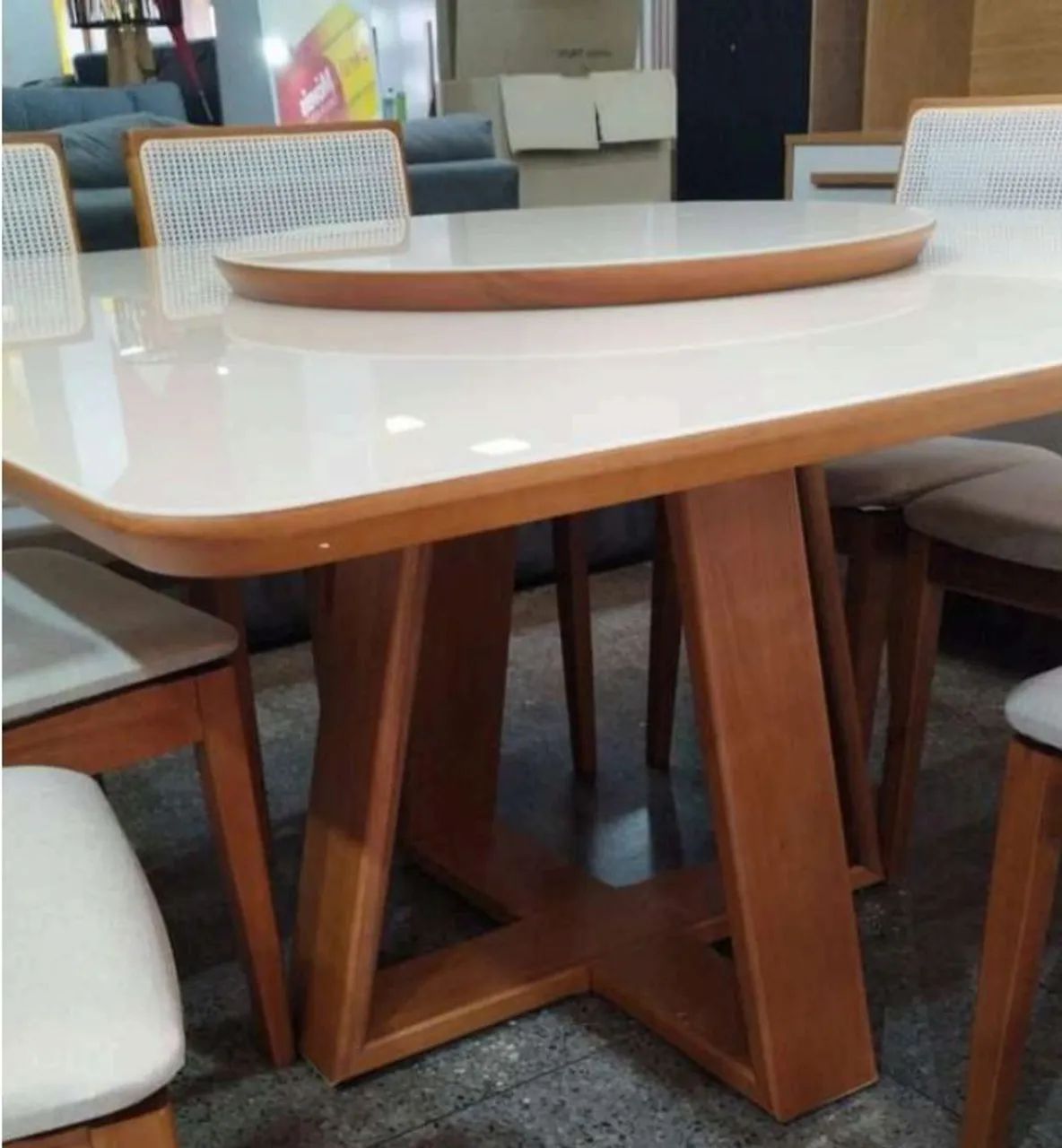 Mesa de Jantar com 8 Cadeiras em madeira maciça 150x150 - Foto 2